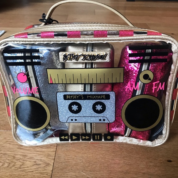 Betsey Johnson Handbags - 🆕Betsey Johnson 4Piece Travel Case